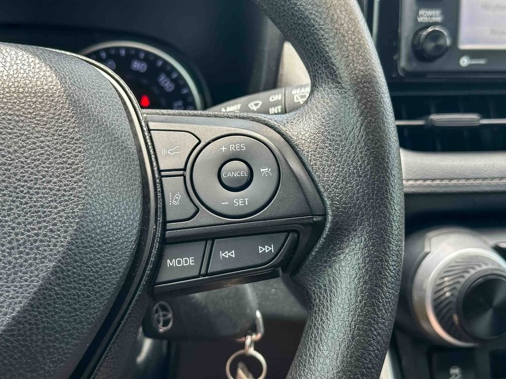 2020 Toyota RAV4 LE - Photo 27