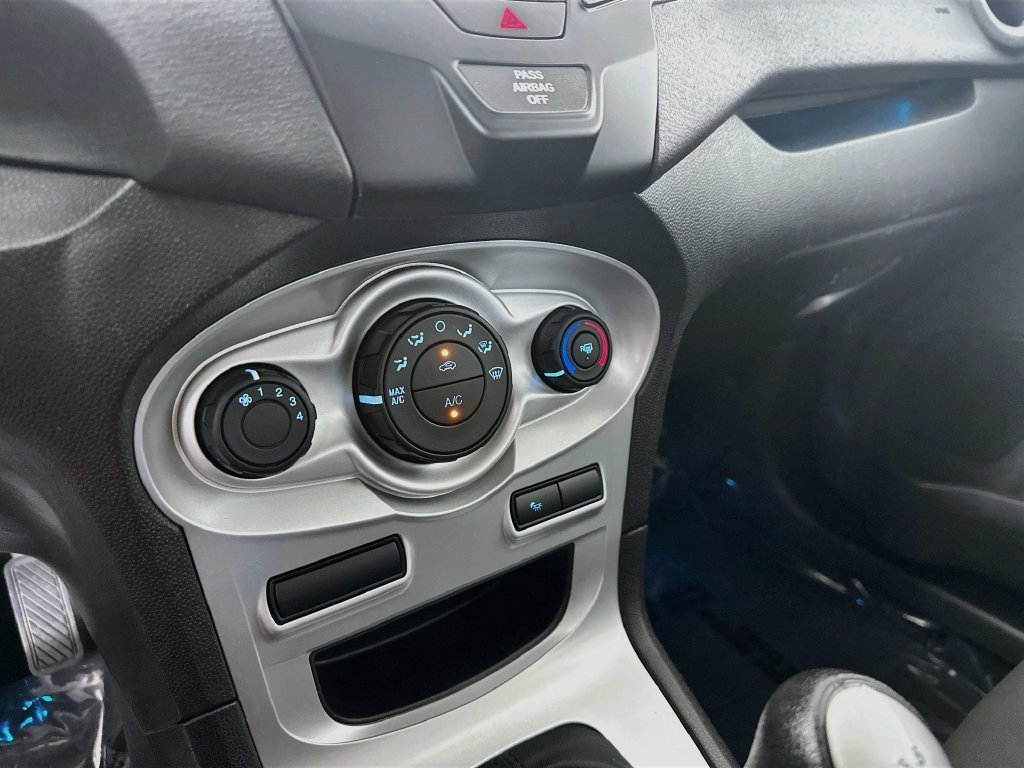 Used 2016 Oxford White Ford SE image 17