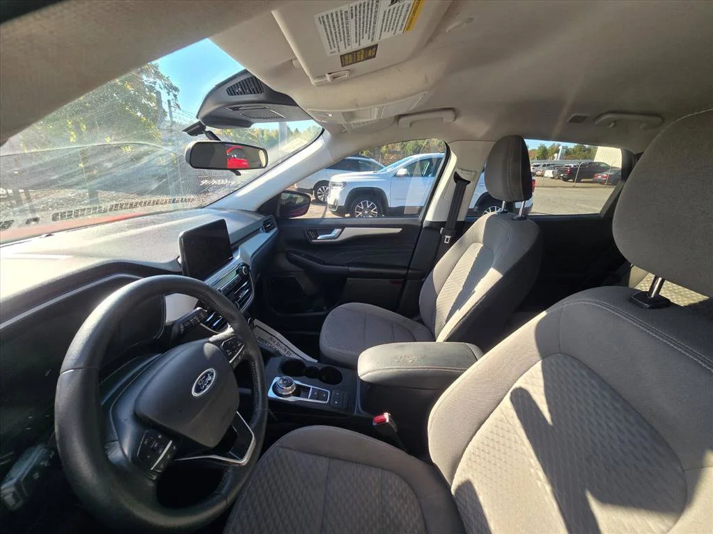 Used 2021 Red Ford SE image 9