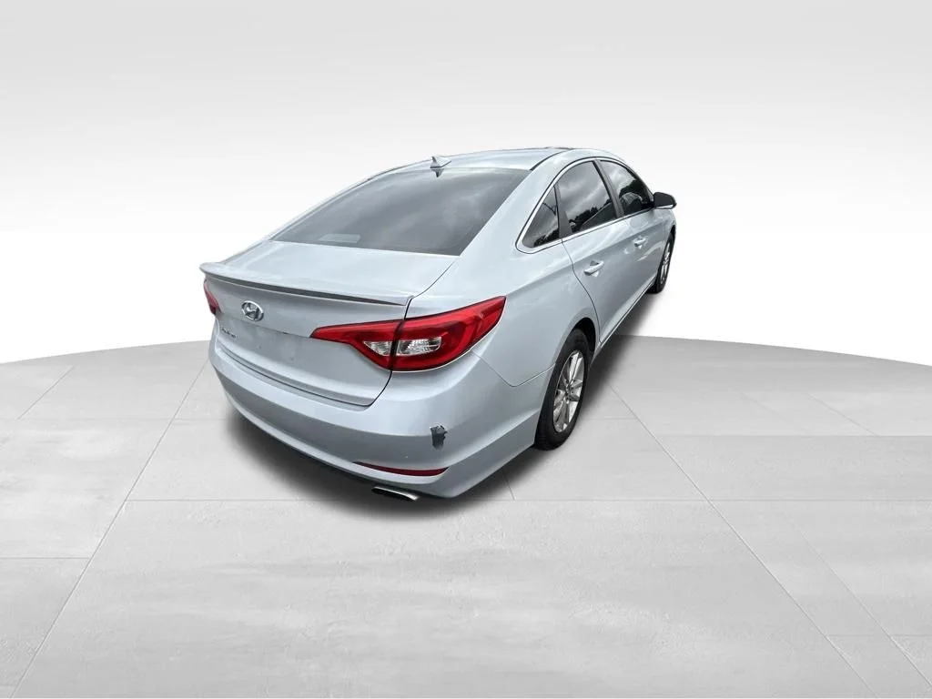 Used 2016 Silver Hyundai SE image 25