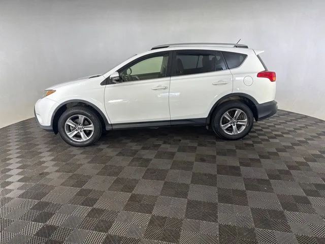 Used 2015 White Toyota XLE image 10