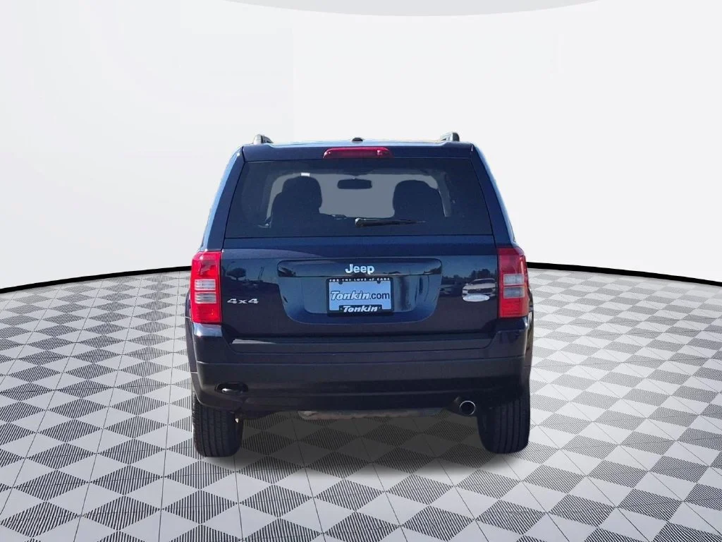 Used 2012 True Blue Pearlcoat Jeep Latitude image 5