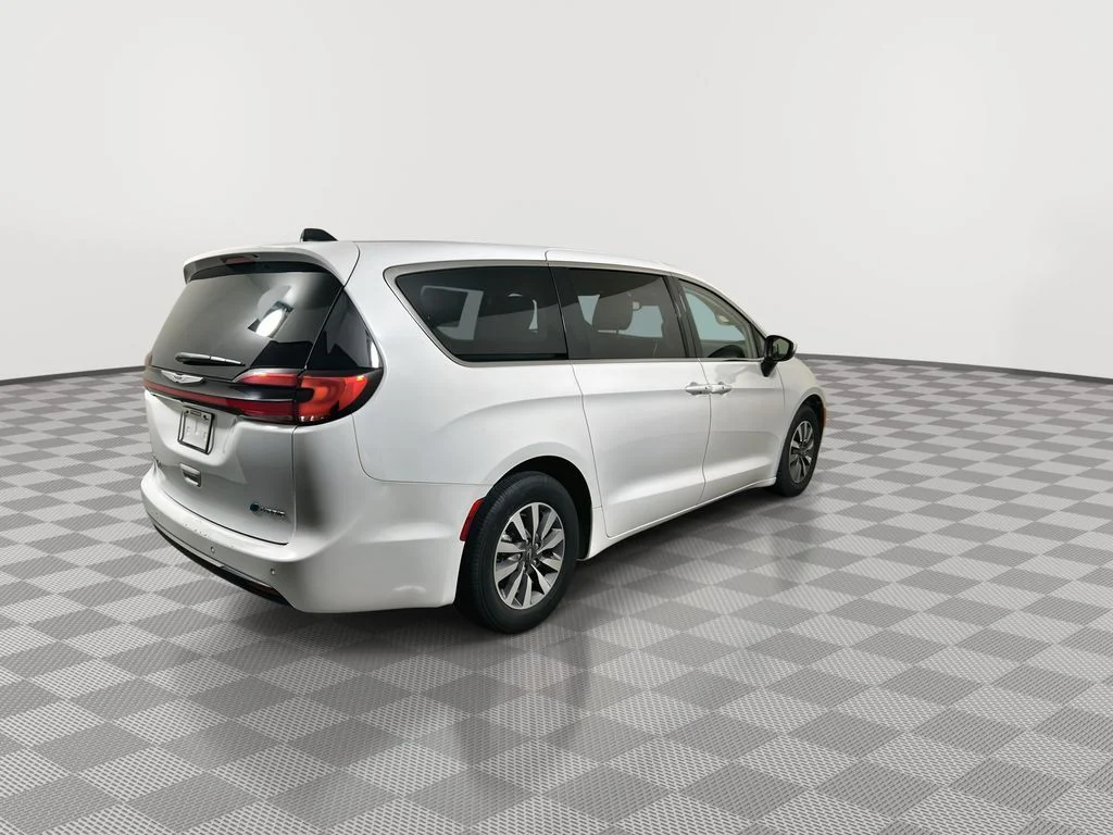 Used 2023 White Chrysler Touring L image 8