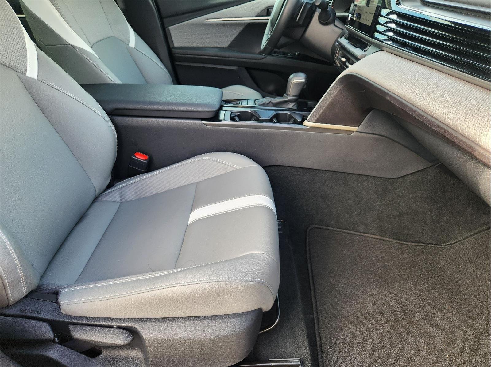 2025 Toyota Camry photo 14 of 33