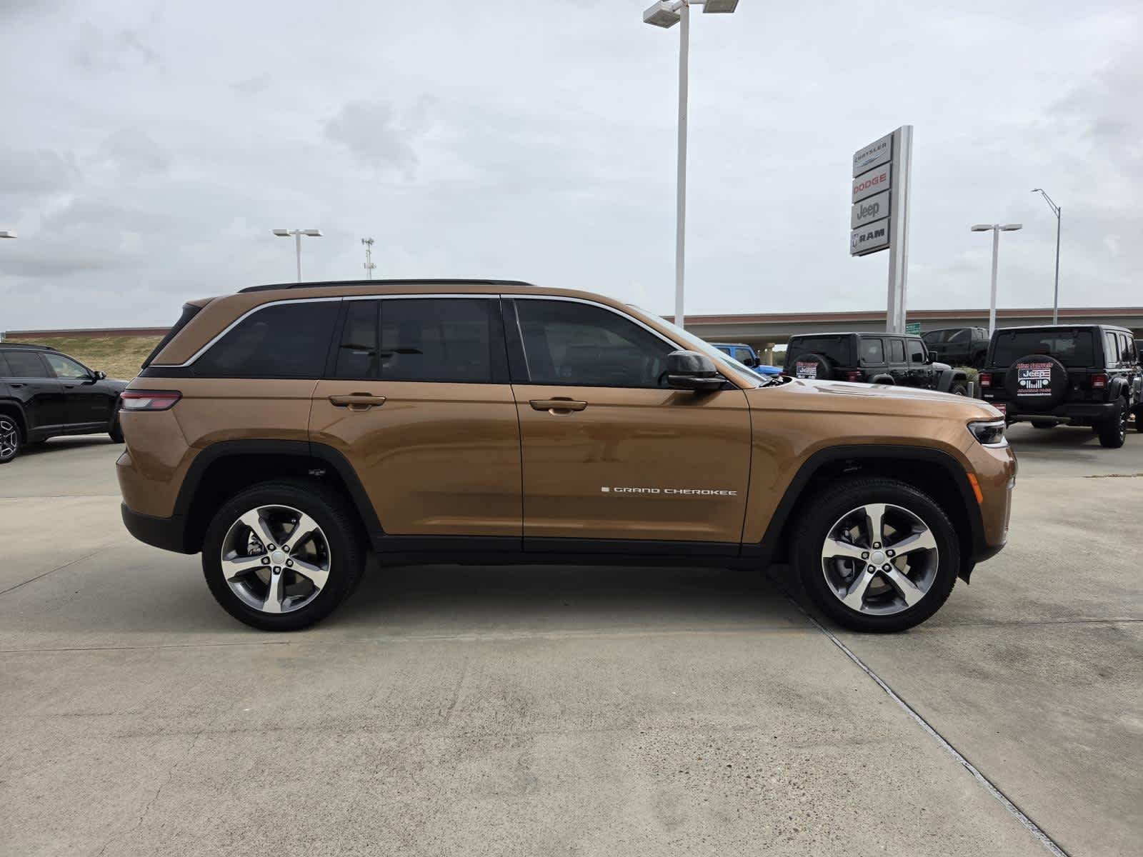 New 2026 Copper Shino Metallic Clearcoat Jeep Limited image 6
