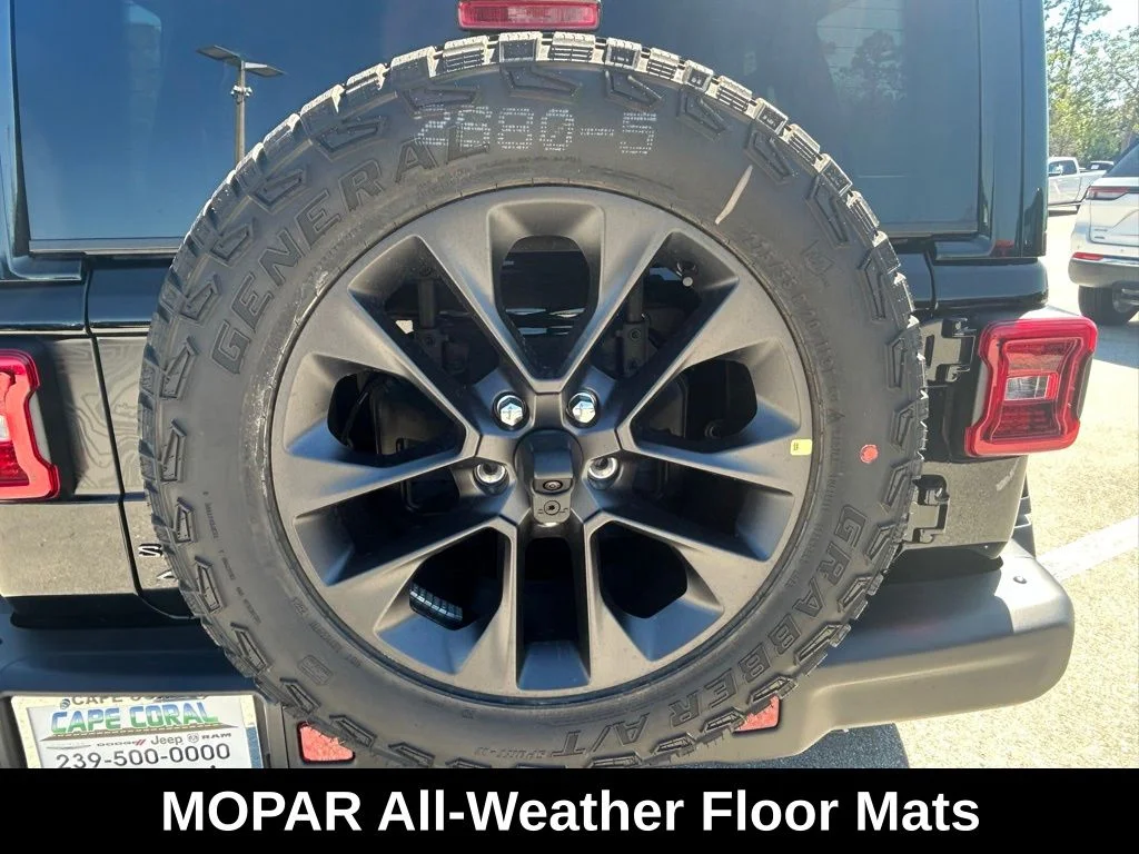 New 2025 Black Clear-Coat Exterior Paint Jeep Backcountry 4xe image 35