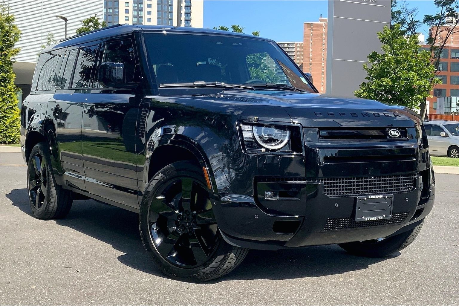 New 2026 Santorini Black LAND ROVER X-Dynamic SE image 2