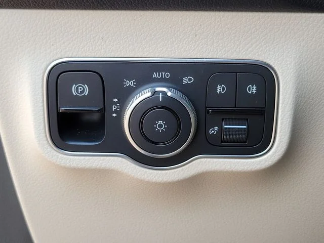 Used 2024 Blue Mercedes-Benz GLB 250 image 28