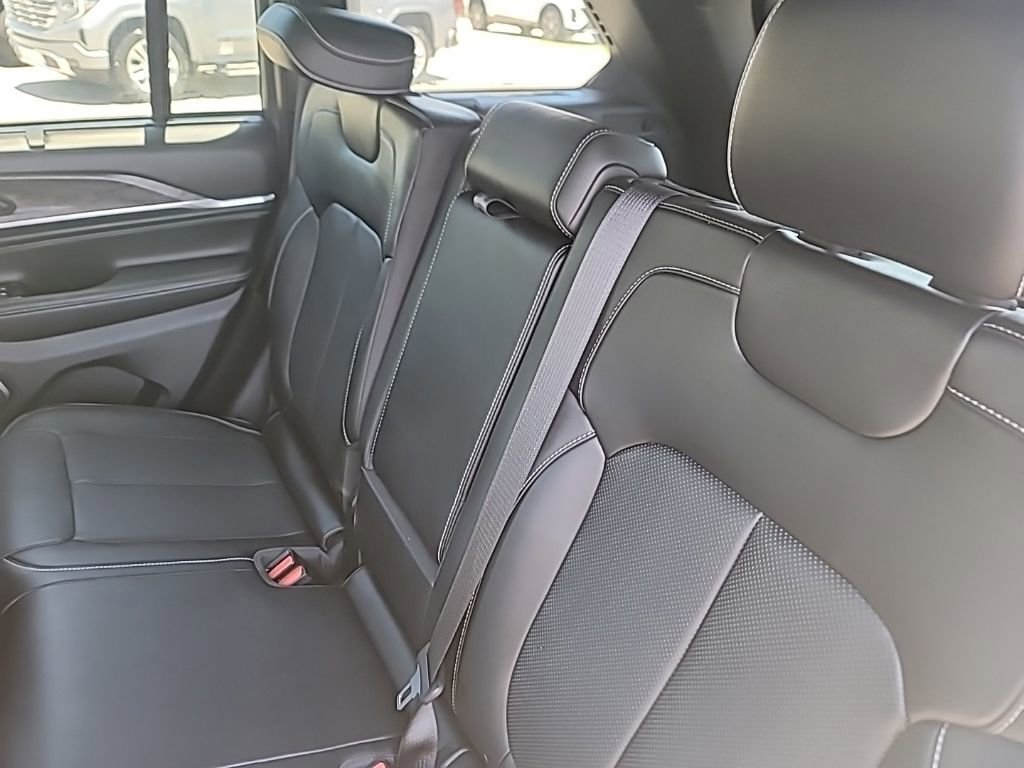 2023 Jeep Grand Cherokee Overland - Photo 12