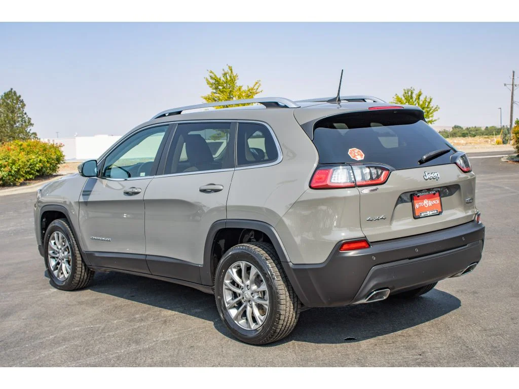 Used 2021 Sting-Gray Clearcoat Jeep Latitude Lux image 6