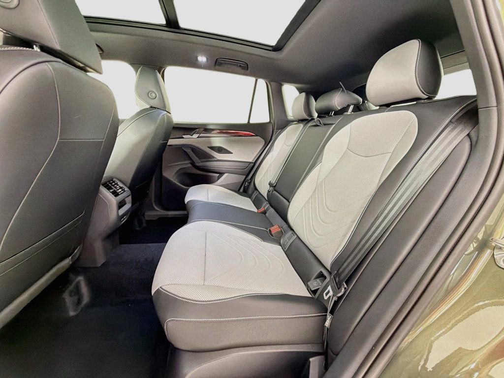 New 2026 Avocado Green w/Deep Black Roof Volkswagen 2.0T SE R-Line Black 4MOTION image 25