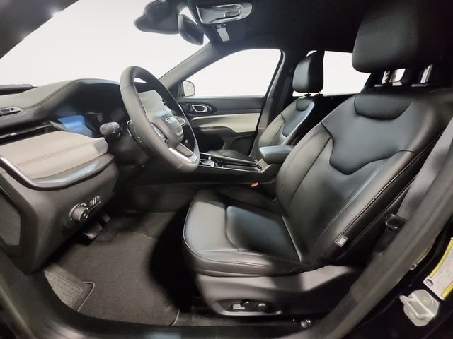 New 2026 Diamond Black Crystal Pearl-Coat Exterior Paint Jeep Limited image 9