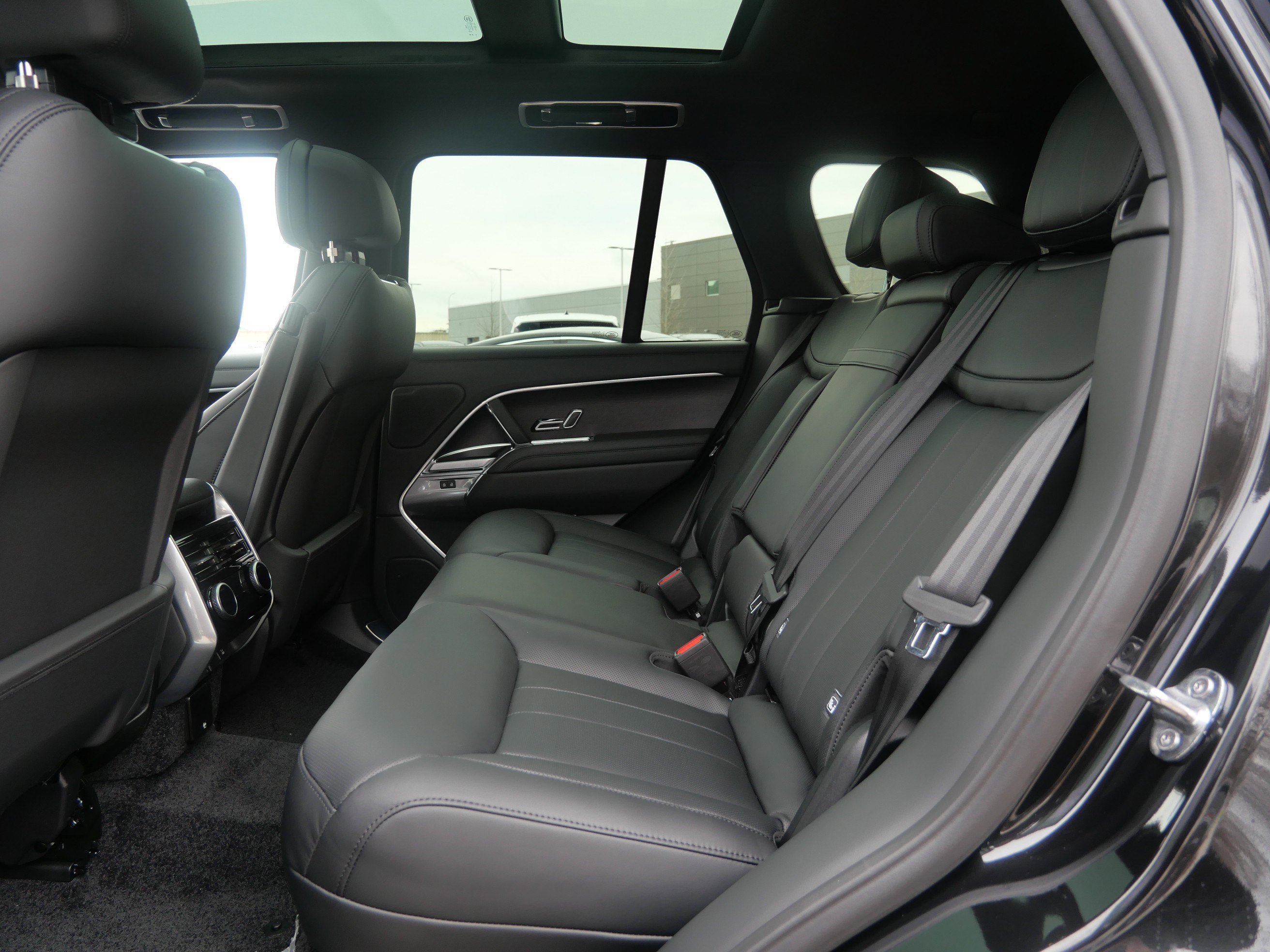 New 2026 Santorini Black Land Rover SE image 5