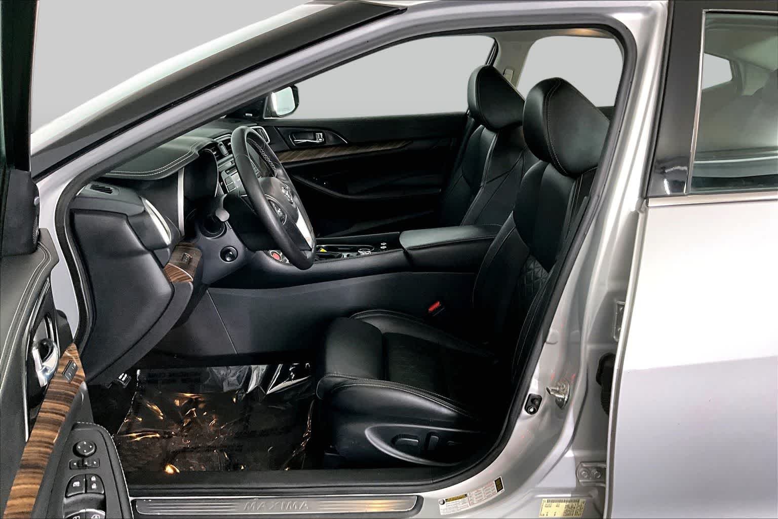 Used 2018 Brilliant Silver Nissan Platinum image 9