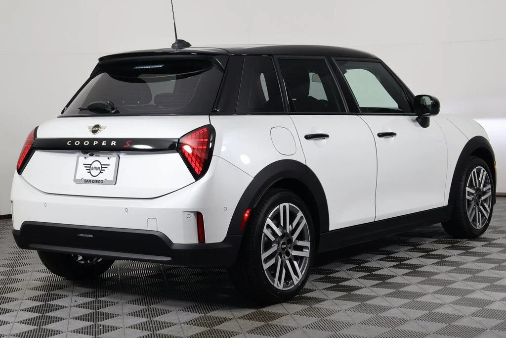New 2026 White Metallic MINI Signature Plus image 2