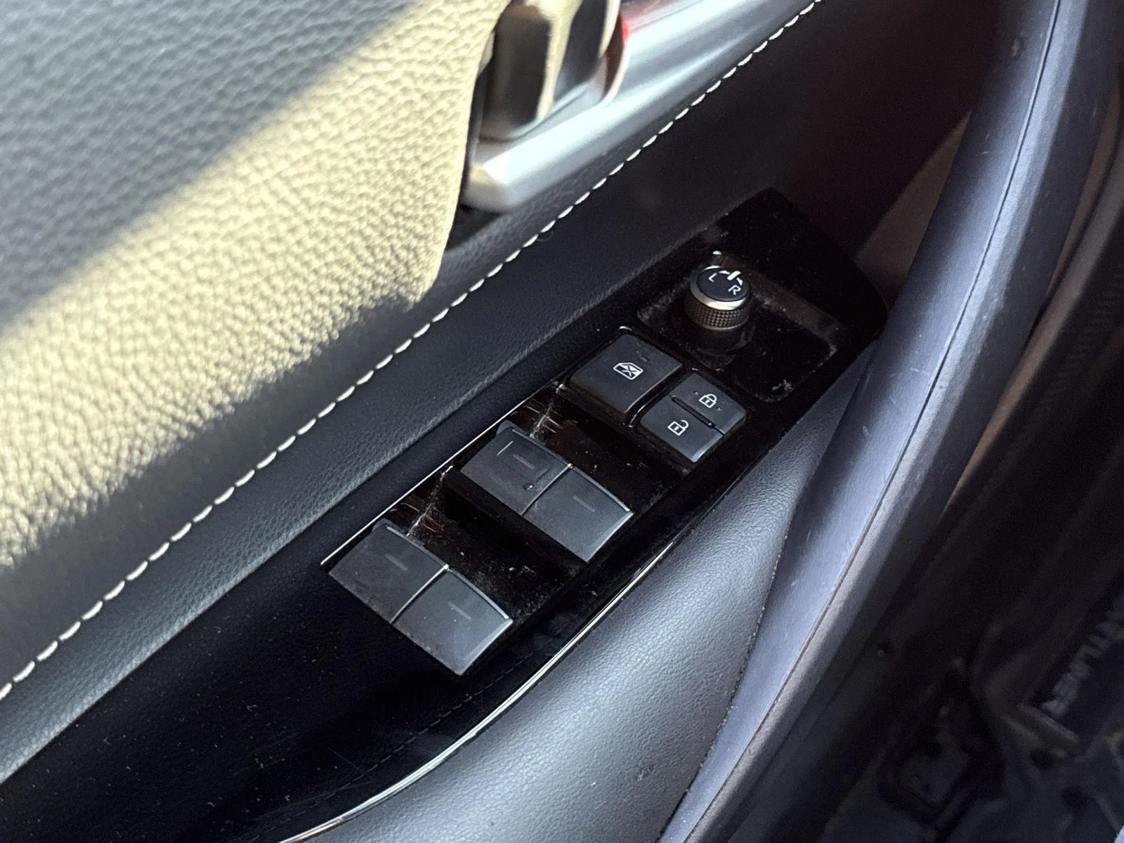Used 2019 Classic Silver Metallic Toyota SE image 17
