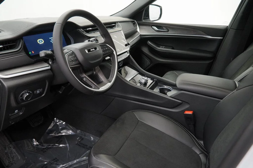 New 2026 Bright White Clear-Coat Exterior Paint Jeep Laredo Altitude image 16