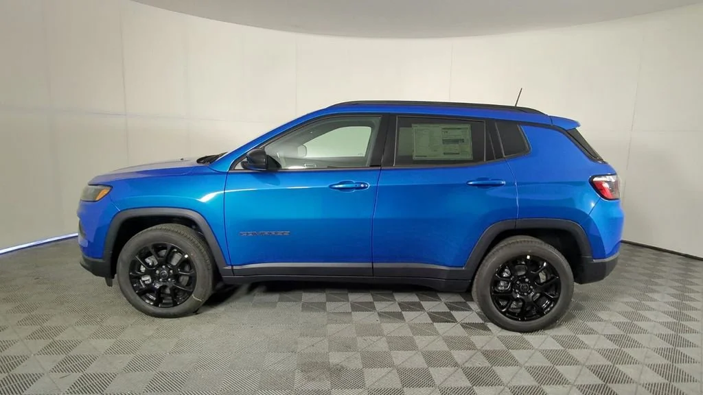 New 2026 Hydro Blue Pearl-Coat Exterior Paint Jeep Latitude Altitude image 7