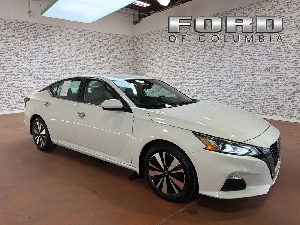 Used 2021 White Nissan 2.5 SV image 1