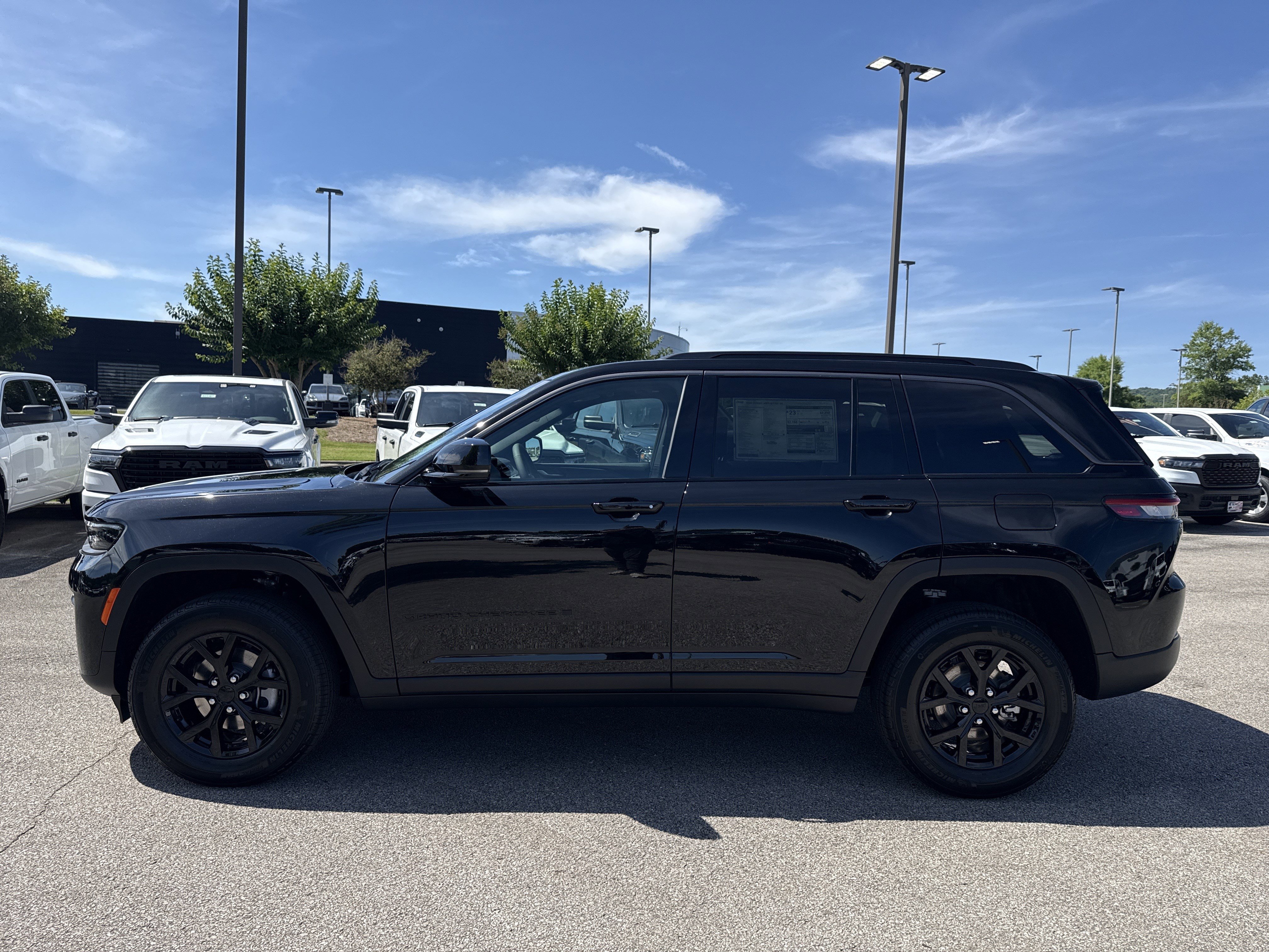 New 2026 Diamond Black Crystal Pearl-Coat Exterior Paint Jeep Altitude image 4