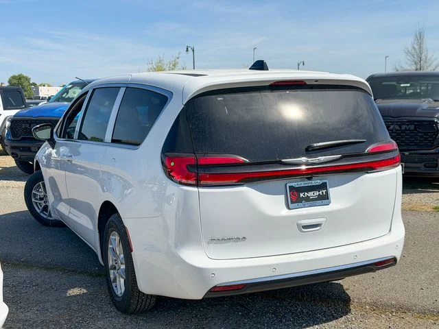 New 2026 Bright White Clear-Coat Exterior Paint Chrysler Select image 9