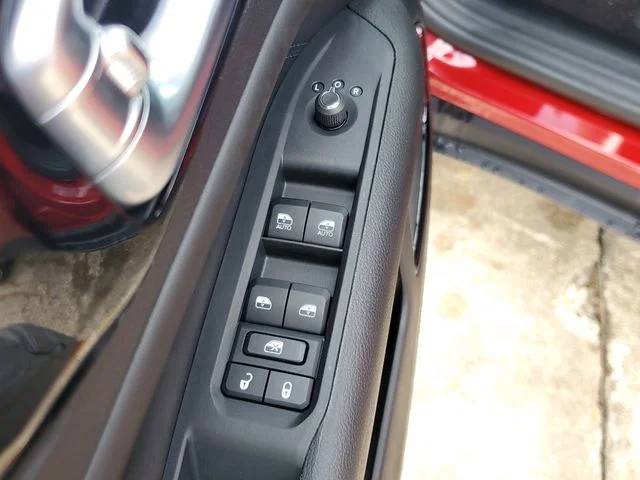 New 2026 Red Hot Pearl-Coat Exterior Paint Jeep Latitude image 16