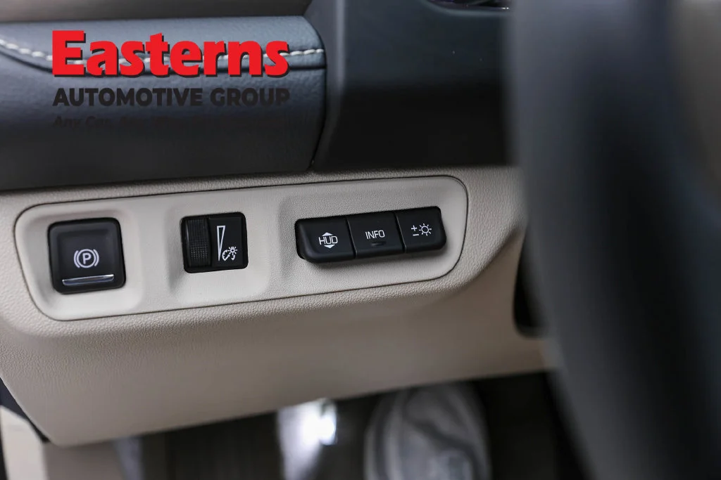 Used 2023 White GMC Denali image 27