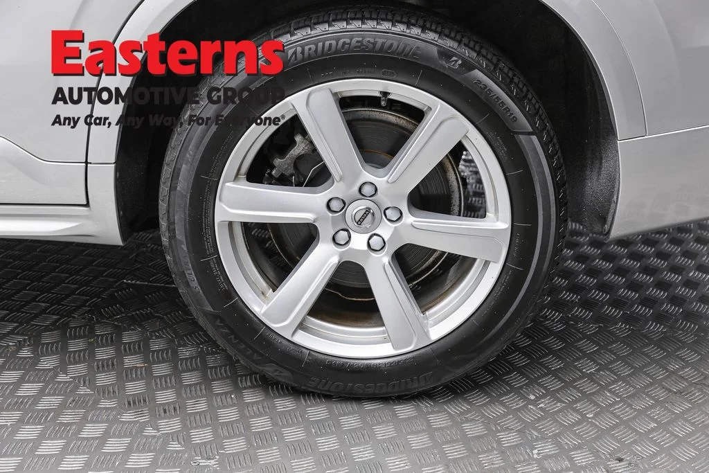 Used 2022 Gray Volvo T5 Momentum image 8