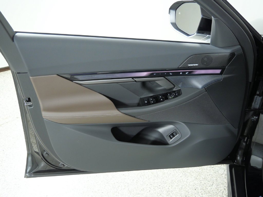 New 2027 Black Sapphire Metallic BMW 530i xDrive image 32