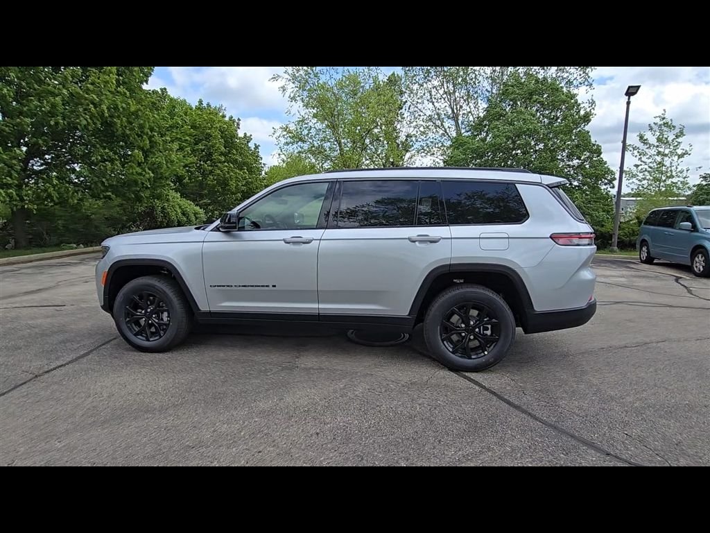 New 2026 Silver Zynith Exterior Paint Jeep Laredo image 5