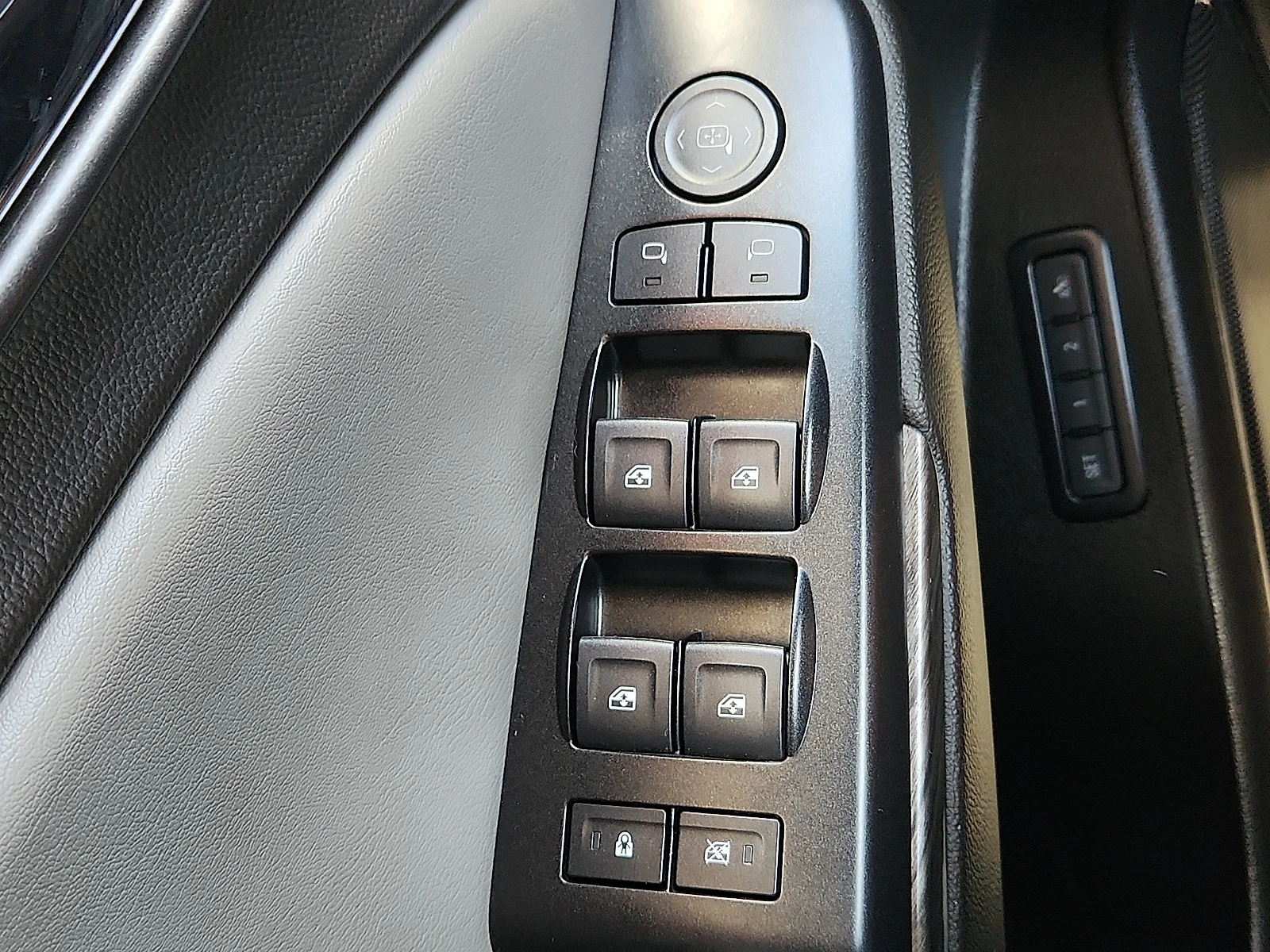 Used 2018 Velvet Chevrolet LT image 21