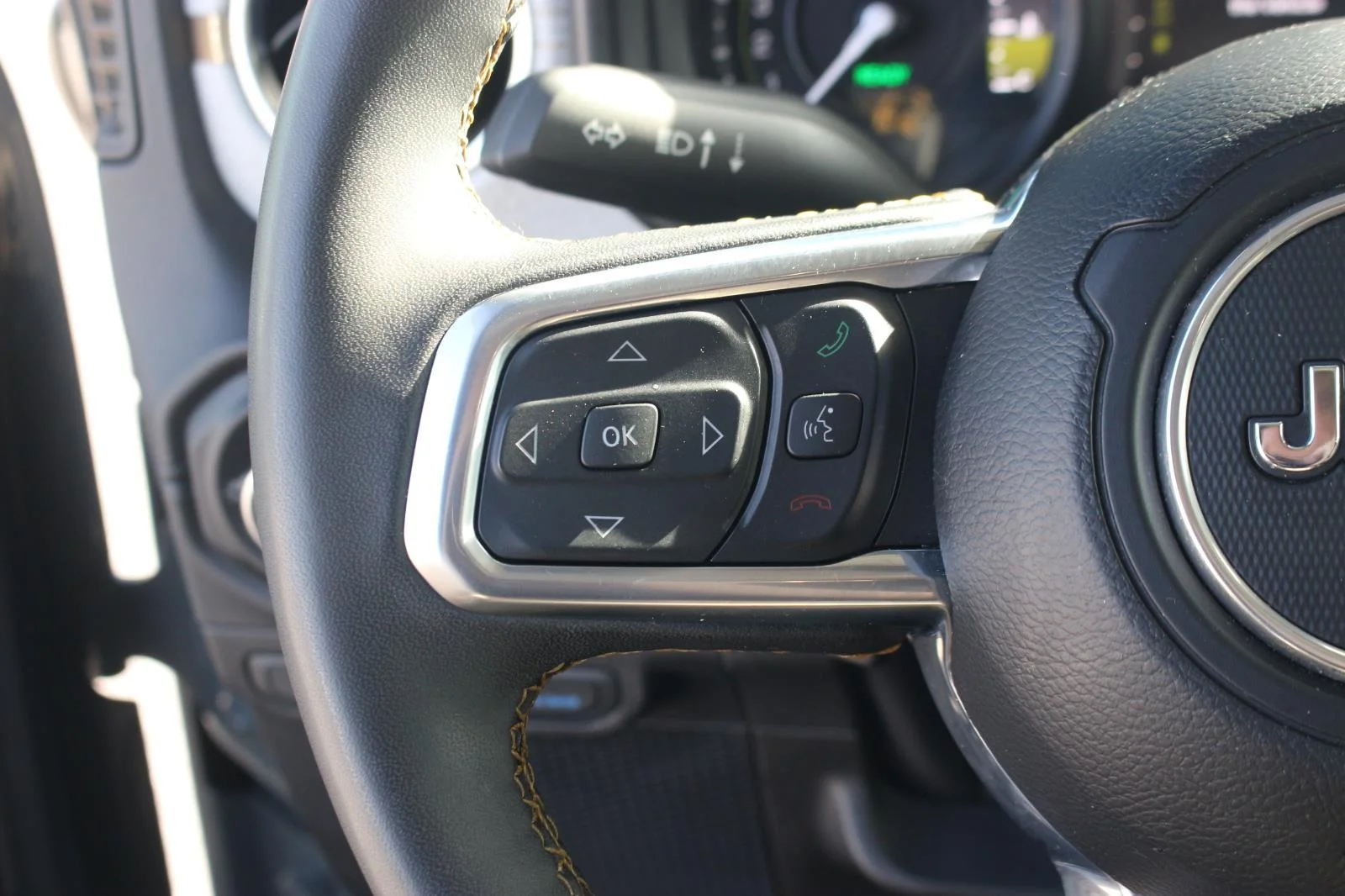 Used 2024 Grey Jeep Sahara image 19