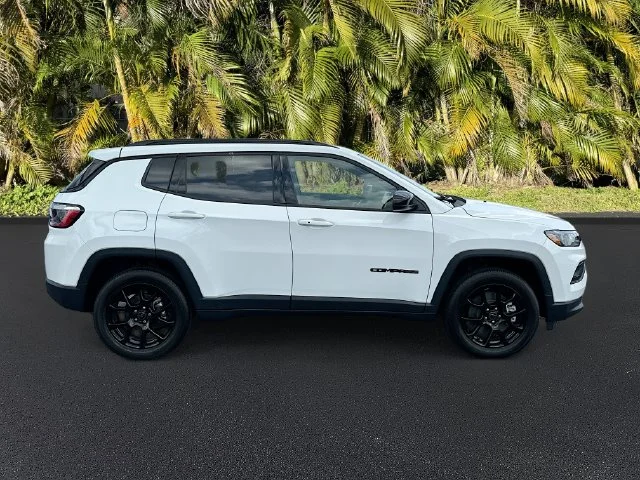 New 2026 Bright White Clear-Coat Exterior Paint Jeep Latitude image 3