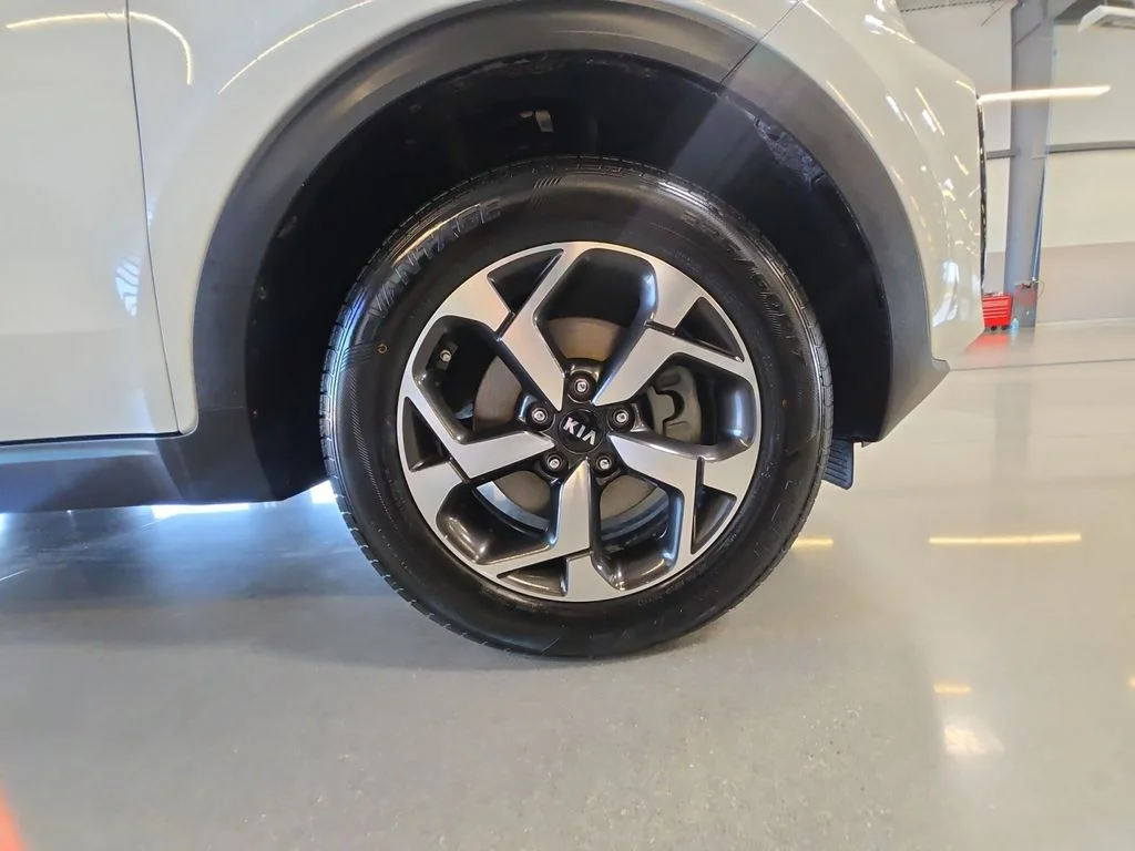 Used 2021 White Kia LX image 28