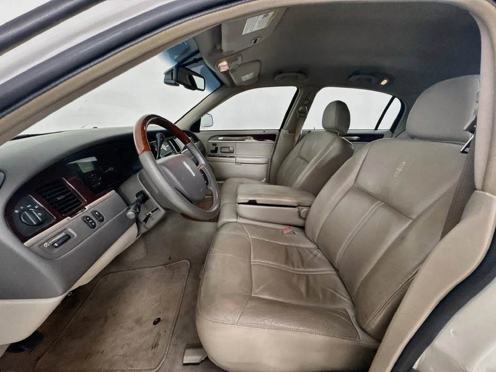 Used 2007 White Lincoln Signature image 22