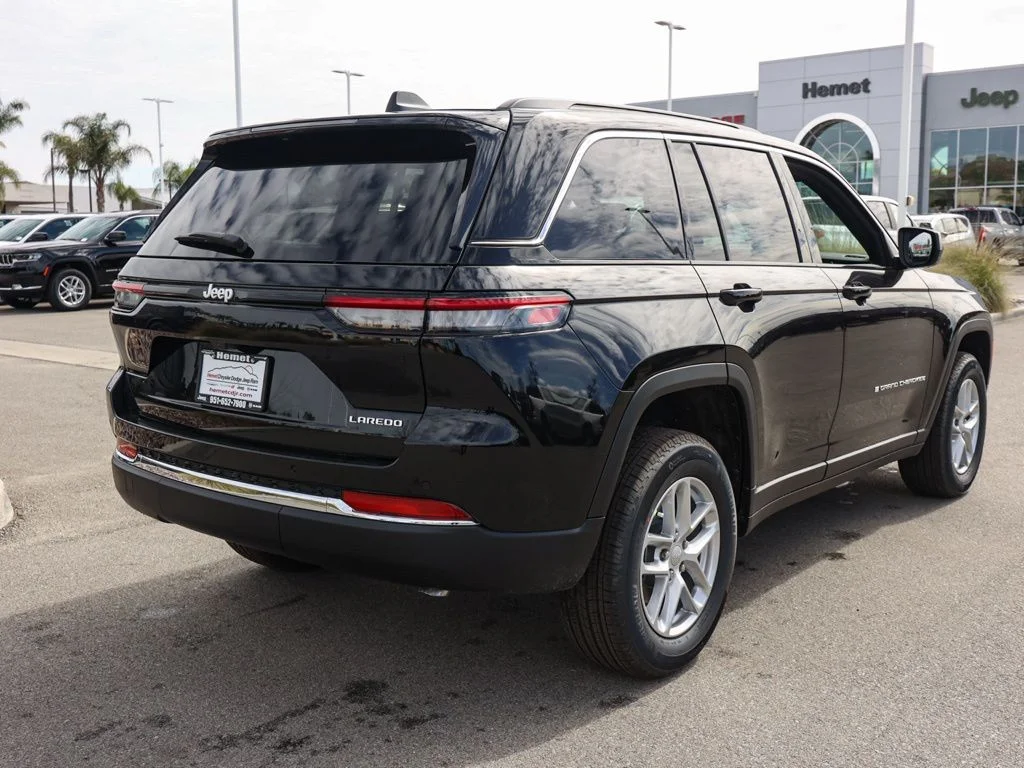 New 2026 Diamond Black Crystal Pearl-Coat Exterior Paint Jeep Laredo X image 3