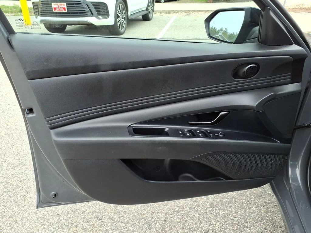 Used 2025 Gray Hyundai SEL Sport image 10
