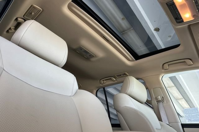 Used 2011 White Lexus 570 image 21