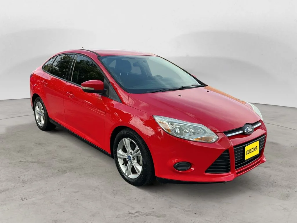 Used 2013 Red Ford SE image 3