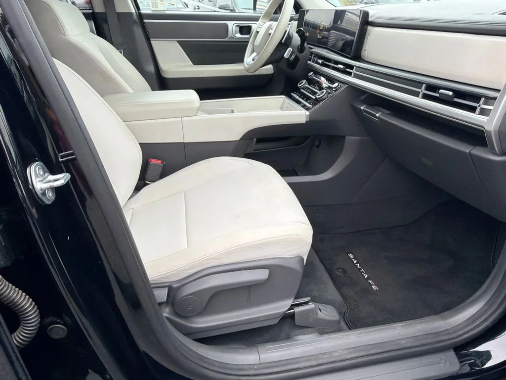 Used 2025 Black Hyundai SE image 13
