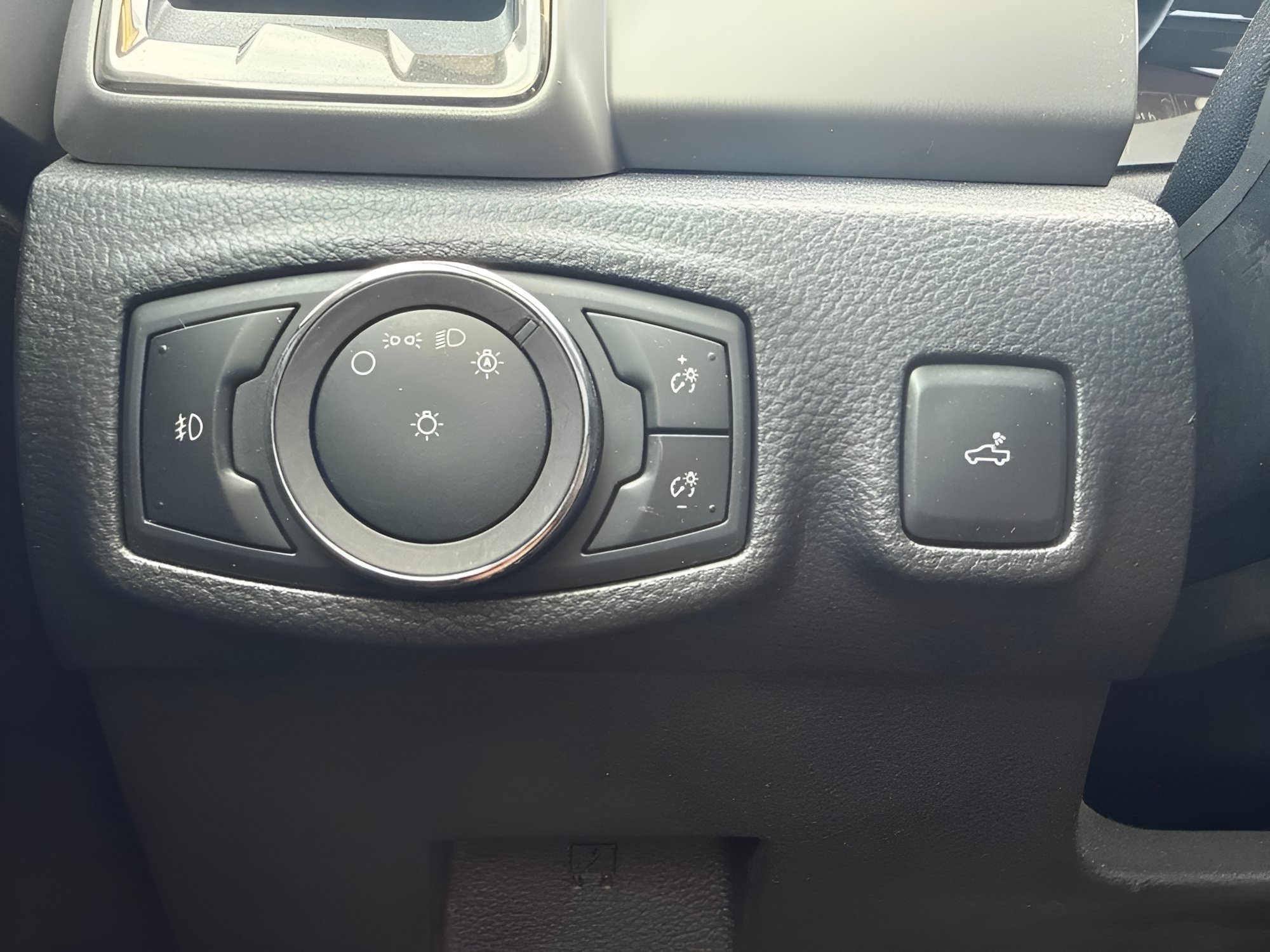 Certified Used 2019 Oxford White Ford XLT image 29