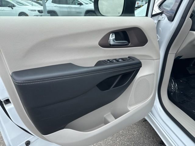 Used 2023 Bright White Clearcoat Chrysler LX image 16