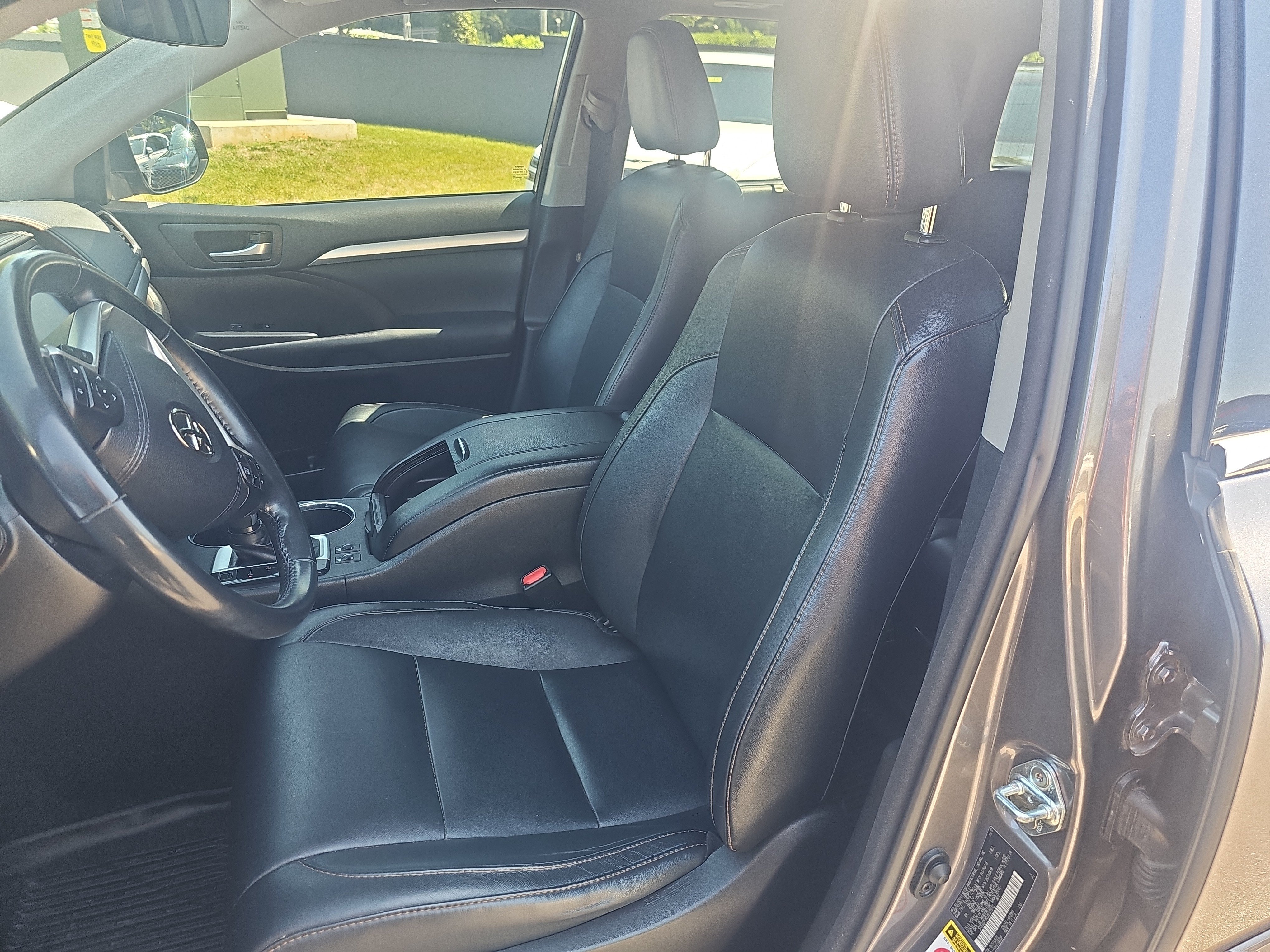 Used 2018 Predawn Gray Mica Toyota XLE image 14