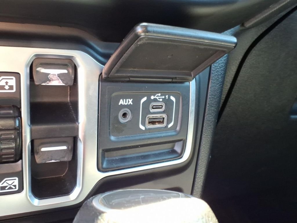 Used 2021 Crystal Metallic Jeep Sport image 13