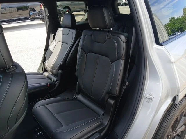 New 2026 Silver Zynith Exterior Paint Jeep Limited Reserve image 20