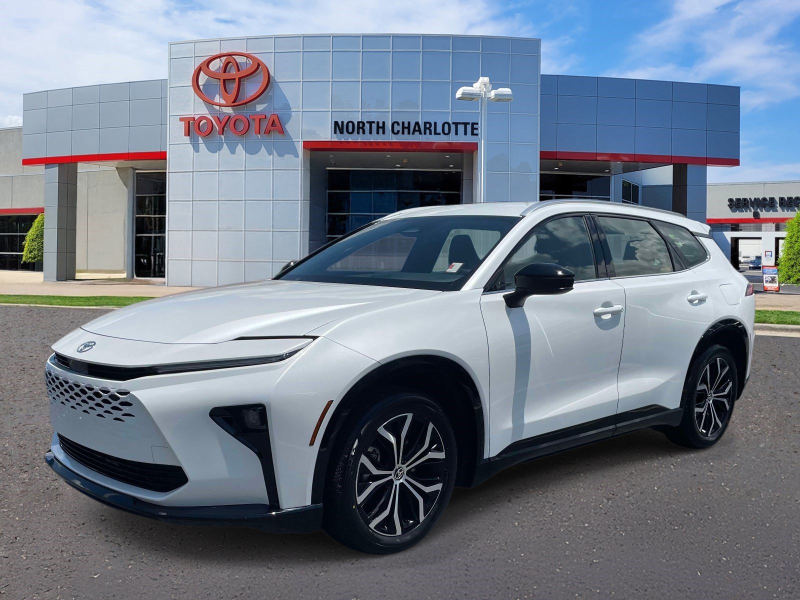 Used 2025 Oxygen White Toyota XLE image 3