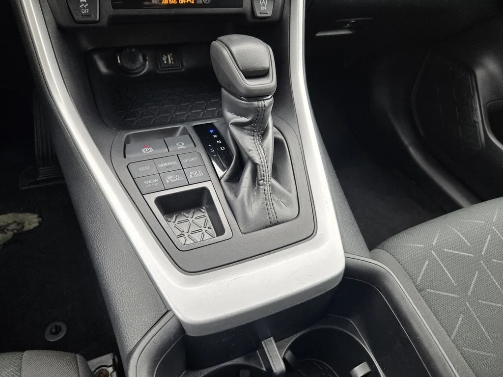 2024 Toyota RAV4 XLE - Photo 14