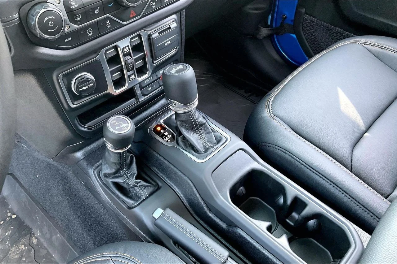 New 2026 Hydro Blue Pearl-Coat Exterior Paint Jeep Sahara image 29