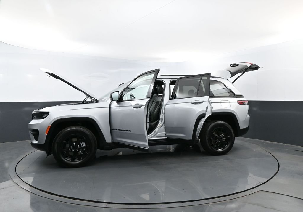 Used 2025 Silver Zynith Jeep Altitude image 32