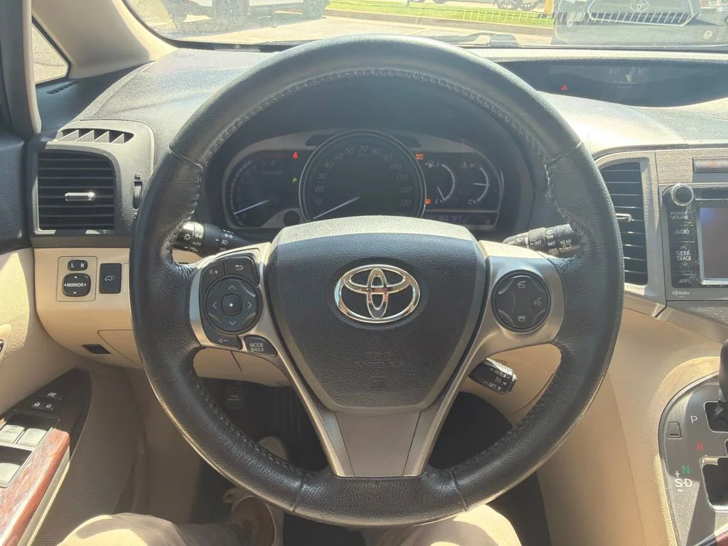 Used 2013 White Toyota XLE image 12